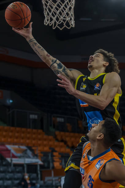 亚泰的出球 亚泰的出球